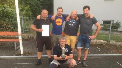 Bild: Helmut Achtert
Der Stammtisch „Rauschende Birken“ (von links): Sebastian Biehler, Stefan Meier, Reiner Thomas (kniet), Günther Oberndorfer, Florian Junghans) gewann das Turnier der örtlichen Vereine.