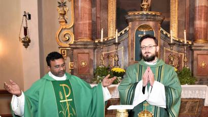 Bild: no
Gemeinsam mit Pfarrer johannes Arweck feierte Pater Praveen (links) das erste Messopfer in der Pfarrkirche St.Vitus.