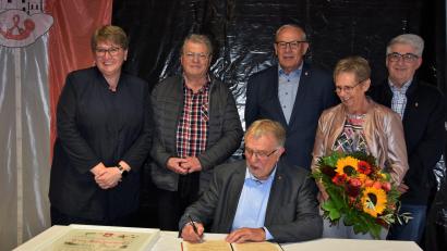 Bild: wel
Altbürgermeister und Ehrenbürger Johann Graßl trägt sich ins Goldene Buch der Gemeinde ein, ihm folgen (von rechts) Michael Albang, Ludwig Walbrun und Josef Zwack. Anita Graßl (zweite von rechts) und Bürgermeisterin Anita Forster freuen sich mit den Geehrten.