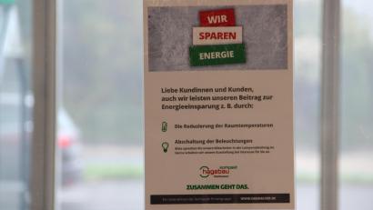 Bild: upl
Im Danhauser-Markt in Nabburg soll Energie gespart werden. Auf welche Weise, darüber geben Aushänge am Eingang Auskunft,