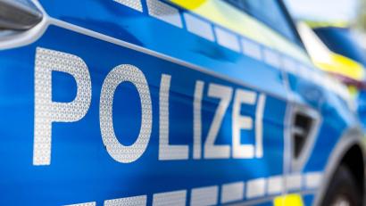 Bild: David Inderlied/dpa/Illustration
Die Polizei sucht Zeugen eines Unfalls, der sich am Mittwoch kurz nach 13 Uhr auf dem Pfalzgrafenring, Ecke Steingutstraße, ereignet hatte. Ein Mann in einem silberfarbenen SUV hatte mit seinem Fahrzeug eine Fußgängerin erfasst und war weitergefahren.