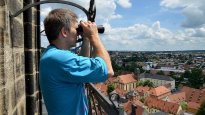 Bild: Petra Hartl
Thilo Wiesent vom Landesbund für Vogelschutz (LBV)
auf dem Martinsturm in Amberg. Der Turm soll jetzt auch wieder für die Öffentlichkeit zugänglich gemacht werden.
