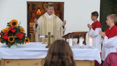 Bild: jzk
„Die Idee, jedes Jahr nicht nur eine Stiftmesse in der Haunritzer Kapelle zu feiern, sondern auch das Patrozinium feierlich zu begehen, entstand bei ihrer Renovierung“, teilte Stadtpfarrer Thomas Kraus den Gottesdienstbesuchern mit.