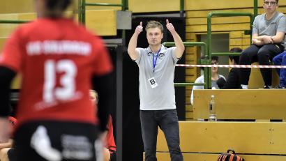 Archivbild: Hubert Ziegler
Daumen hoch: Sulzbachs Trainer Martin Feldbauer und seine Spielerinnen sind bereit für die neue Saison.