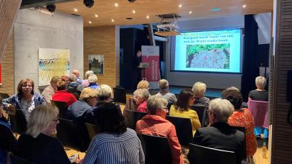 Bild: Frauen-Union Waldsassen/exb
Thomas Janscheck war der Referent einer Veranstaltung der Frauen-Union Waldsassen im Kunsthaus. Es ging um Bauernregeln, die Erkenntnisse über die heimische Pflanzenwelt vermitteln.