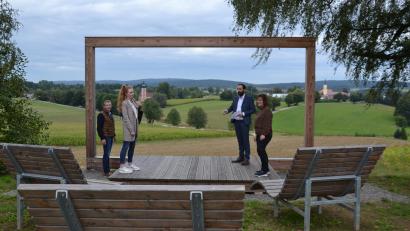 Bild: gi
Große Freude herrscht über das neue Landschaftskino am Strehberg bei Moosbach, das eine wunderbare Aussicht über das Moosbacher Land bietet.