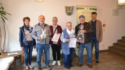 Bild: gi
Bürgermeister Bernhard Rom (rechts) zeichnete langjährige und treue Urlaubsgäste aus.