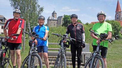 Bild: Thomas Sporrer
Thomas Sporrer, Bernhard Person, Gerd Richter und Helmut Pürner verbringen derzeit viel Zeit auf dem Fahrradsattel, um Touren für den Landkreis Tirschenreuth zu testen. Das Bild zeigt sie bei einem Stopp in Falkenberg.