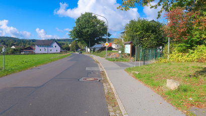 Bild: bsc
In der Badstraße mit dem Eingang zum Schwimmbad (rechts) wird es an heißen Sommertagen wegen parkender Autos oft eng. Mit einem Parkverbot und einem Tempolimit soll künftig für mehr Sicherheit gesorgt werden.