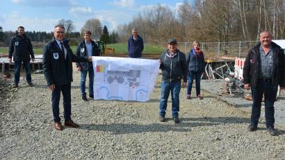 Bild: jr
Präsentierten bei strahlend blauem Himmel den Neubau der Klärschlamm-Entwässerungsanlage bei der Tirschenreuther Kläranlage: (von links) Josef Köstler (Bauamt), Bürgermeister Franz Stahl, Stadtbaumeister Andreas Ockl, Reinhard Renner (Ingenieurbüro Miller), Abwassermeister Martin Kühn, Bauunternehmerin Veronika Sirch und Bauleiter Albert Sturm, beide Firma Roth aus Wunsiedel.