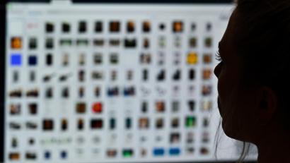 Symbolbild: dpa/Arne Dedert
Eine Kriminaloberkommissarin sitzt vor einem Auswertungscomputer bei Ermittlungen gegen Kinderpornografie und sexuellem Missbrauch.