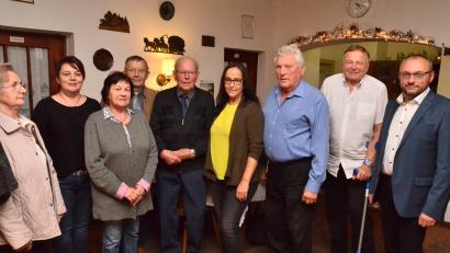 Bild: fjo
Hedwig Weber, Stefanie Mack, Annemarie Federl, Helmut Federl und Johann Kaas (von links) sind in der neuen Vorstandschaft des VdK-Ortsverbands vertreten, ebenso Peter Lottes (Zweiter von rechts) und Anton Moll (Dritter von rechts).