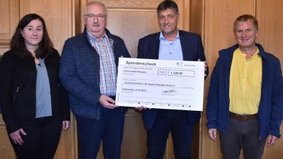 Bild: rgr
Herbert Putzer, Vorsitzender der Kinderkrebshilfe in der Region Oberpfalz Nord (Zweiter von links) nimmt eine Spende von 1500 Euro entgegen. Mit im Bild zeigt Kulturmanagerin Birgit Plößner sowie Benno Englhart (rechts) und Bürgermeister Edgar Knobloch.
