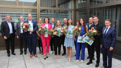 Bild: Kliniken Nordoberpfalz, Michael Reindl/exb
Auch KNO-Vorstand Michael Hoffmann (2.v.l.) und Weidens Oberbürgermeister Jens Meyer (r.) gratulierten den Examensbesten der KPS 19/22, nämlich Sebastian Ponnath, Julia Müller, Theresa Lippert, Eva Korb, Paula Süß und Sebastian Argauer (vordere Reihe, v.l.n.r.).