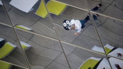 Symbolbild:  Marijan Murat/dpa
Mit einer Nebentätigkeit lässt sich der Verdienst aufbessern. Der Haupt-Arbeitgeber sollte aber informiert werden.