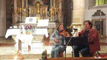 Bild: jzk
„Herr, ich komme zu dir“ und andere passenden Lieder spielten Kathrin Karban-Völkl und Robert Baier.