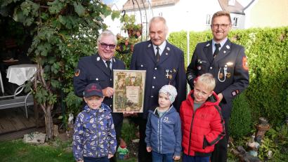 Bild: hmr
Das neue Ehrenmitglied der Freiwilligen Feuerwehr Waldsassen Wilfried Reichl (Mitte) mit Vorsitzendem Dr. Wolfgang Fortelny (links), Kommandant Tobias Tippmann (rechts) und "drei Nachwuchsfeuerwehrlern in Lauerstellung", wie es bei der Übergabe der Urkunde hieß.