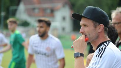 Archivbild: Andreas Brückmann
Auch Trainer Jürgen Schmid (rechts) hatte an der Niederlage gegen Hof zu knabbern.