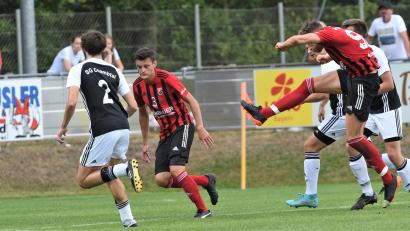 Bild: Büttner, Gerhard
Nico Argauer (rechts beim Torschuss) möchte die Führung in der Bezirksliga-Torjägerliste zurück haben. Mit seinen fünf Treffern am Mittwoch beim 6:0 im Nachholspiel gegen den FC Untertraubenbach ist der Ränkamer Johannes Kordick an Argauer vorbeigezogen. Argauer war bislang zehnmal erfolgreich, Kordick steht bei 11 Toren. Vielleicht gelingt dem SC-Stürmer gegen den FC Wernberg ein Doppelpack?
