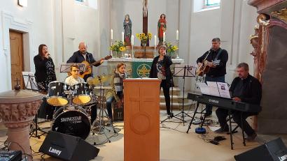 Bild: bk
Sie erfüllen den Auftrag Gottes: Die Lobpreisband "Kairos" mit (von links) Andrea Faltermeier, Andreas und Claudia Scheidler, Katrin und Christian Seidl, Hermann Prölß und Sohn Valentin am Schlagzeug.