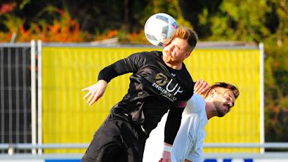 Bild: Schrems
Tirschenreuths Kapitän Bastian Popp (links) klärt in dieser Szene mit einem wuchtigen Kopfball vor Lukas Trösch vom SV Mitterteich II. Die Kreisliga-Partie endete am Freitagabend torlos.