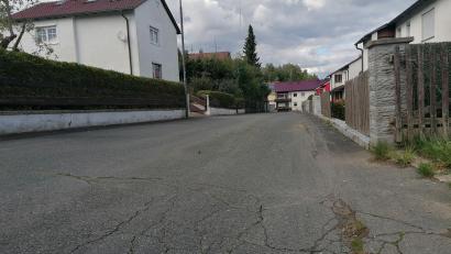 Bild: vsr
Die Blumenstraße im Ortsteil Scheibe ist das große Sorgenkind der Gemeinde Krummennaab. Der Kanal muss saniert werden.