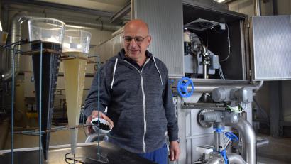 Bild: szl
Nach einem Jahr Bauzeit ging die neue Klärschlamm-Entwässerungsanlage in Tirschenreuth in Betrieb. Martin Kühn, Leiter der Kläranlage, erklärte, wie die Maschine funktioniert.