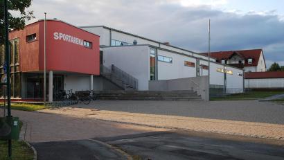 Bild: ak
Rathaus, Sportarena (Bild) und Werner-Porsch-Schule werden bereits mit regenerativer Energie (Hackschnitzel) mittels Fernwärme beheizt. Die Gemeinde sucht nun weiter nach Einsparmöglichkeiten in Zeiten der Energiekrise.