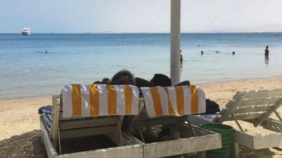 Bild:  Benno Schwinghammer/dpa
Sonne und Meer, das suchen viele Urlauber im Herbst – und finden beides zum Beispiel an den Stränden Ägyptens.