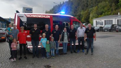 Bild: pop
Das neue MZF wurde von den Kommandanten abgeholt und von den Aktiven sowie Bürgermeister Peter Braun (Zweiter von rechts) in Empfang genommen.