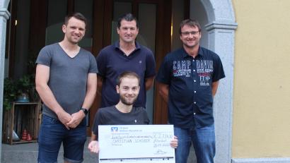 Bild: von Stern/exb
Daniel Maierhofer (rechts) und Alexander Prey (links) überreichten den Spendenscheck an Christian Schober.