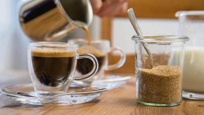 Bild: Christin Klose/dpa
Für den Espresso aus dem Espressokocher sollten Kaffeebohnen frisch gemahlen werden – nicht zu grob, sonst schmeckt er sauer, nicht zu fein, sonst schmeckt er bitter.