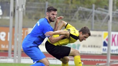 Archivbild: Hubert Ziegler
Voller Einsatz ist gefragt im Heimspiel des FC Amberg (rechts Julius Hammer) gegen Spitzenreiter TSV Seebach.