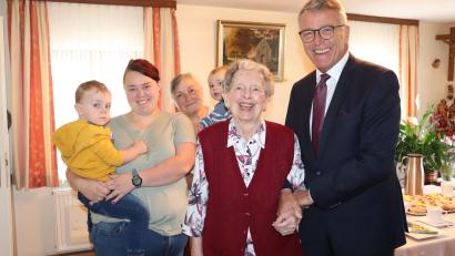 Bild: Stadt Tirschenreuth/exb
Annemarie Völkl (Mitte) feierte ihren 95. Geburtstag. Es gratulierten Bürgermeister Franz Stahl (rechts), Schwiegertochter Doris Völkl (hinten, mit Urenkel Noah) sowie Schwiegerenkelin Julia Völkl (links, mit Urenkel Jonas).