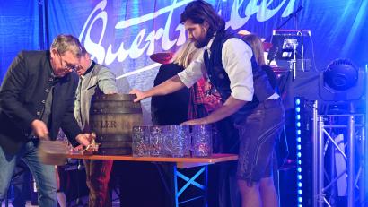Bild: gf
Ambergs Oberbürgermeister Michael Cerny zapfte am Freitagabend im Beisein von Bräu Max Winkler das erste Fass Dult-Bier an.
