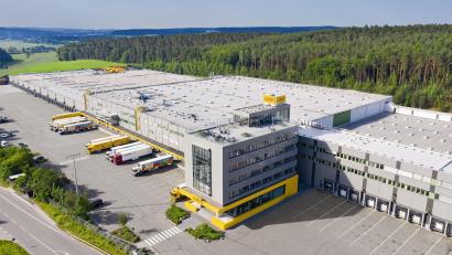 Luftbild: Netto Marken-Discount/exb
Seit 30 Jahren hat die Firma „Netto Marken-Discount“ ihr Zentrallager in Ponholz (Stadt Maxhütte-Haidhof). Aktuell sind auf dem Standort rund 1300 Personen beschäftigt.