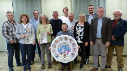 Bild: ZSG/exb
Die erfolgreichen Schützen des Stadtratsschießens (von links): Werner Fischer, Alexandra Ottmann, Schützenmeister Martin Partsch, Yvonne Rösel, Stefan Morgenschweis, Stefan Thar, Achim Bender, Bettina Moser, Patrik Fröhlich, Bürgermeister Michael Göth, Ehrenschützenmeister Reinhold Brandl und (vorne sitzend) Günter Koller.