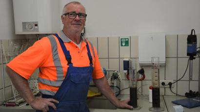 Bild: jr
Klärwärter Reinhold Bauer mit Proben des Klärschlamms im betriebseigenen Labor in der Kläranlage.