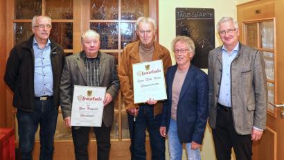 Bild: njn
Der TSV Erbendorf ernannte in Dank und Anerkennung ihrer Verdienste Willi Müller (Dritter von rechts) zum Ehrenvorsitzenden und Anton Rupprecht (Zweiter von links) zum Ehrenmitglied. Mit auf dem Bild (von links) Spartenleiter Bernt Rose, TSV-Vorsitzender Bernhard Reis und Bürgermeister Johannes Reger.