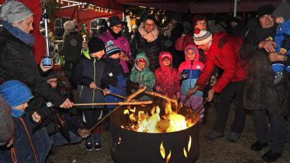 Archivbild: Petra Hartl
So stimmungsvoll ist es beim Winterzauber-Weihnachtsmarkt in Raigering.