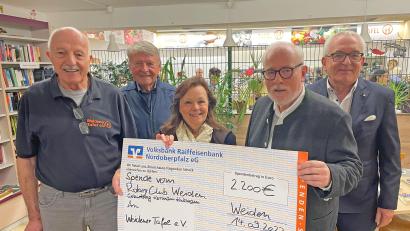 Bild: Martin Stangl/exb
Der Rotary Club Weiden hat 2.200 Euro für die Tafel Weiden-Neustadt gespendet (von links): Josef Gebhardt, Horst Melzer, Lisa und Hermann Hubmann, Ludwig Zitzmann.