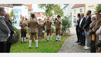 Bild: Hirsch
Die "Falkenauer" gedachten am "Wastl" der Opfer von Flucht und Vertreibung. Die Bubacher Blasmusik spielte einen Trauermarsch.