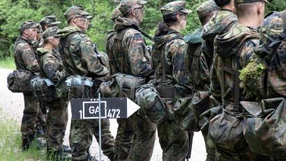 Archivbild: hbe
Oberpfälzer Soldaten- und Reservistenkameradschaften fehlt es an Nachwuchs. Neue Mitglieder könnten aus den Reihen der Freiwillig Wehrdienstleistenden in den neu aufgestellten Heimatschutzkompanien – wie hier ein Zug von Kümmersbrucker Heimatschützern bei der Grundausbildung – kommen.