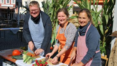 Bild: Gerd Spies
Kochen und essen, was um die Ecke wächst. Oberbürgermeister Michael Cerny, Klimaschutzmanagerin Corinna Loewert (Mitte) und Heike von Eyb (Koordinatorin für kommunale Entwicklungspolitik) zeigen, wie es geht.