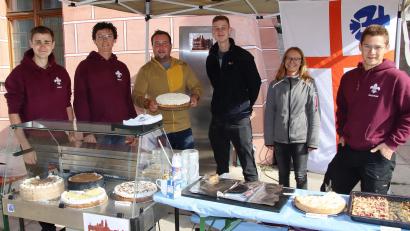 Bild: mfh
Die DPSG-Pfadfinder hatten einen Stand vor dem Rathaus – und versicherten, dass sie alle Kuchen und Torten selbst gebacken haben.