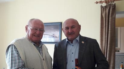 Bild: mma
Hahnbachs 2. Bürgermeister Georg Götz (rechts) gratulierte Georg Bauer zum 85. Geburtstag.