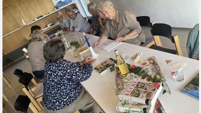 Bild: rpp
Beim Seniorennachmittag in Neustadt am Kulm stießen vor Allem Kochbücher auf großes Interesse.