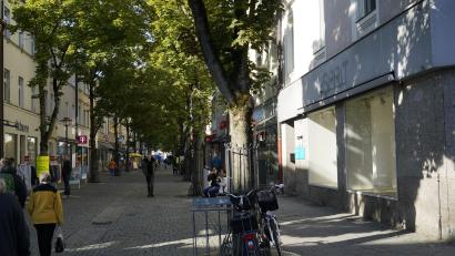 Bild: Graf, Jakob
Die Buchstaben an der Fassade (rechts) erinnern noch an die Zeit, als im Weidener "Esprit" Leben war. Nicht nur hier fällt es derzeit schwer, eine neue Filiale unterzubringen.