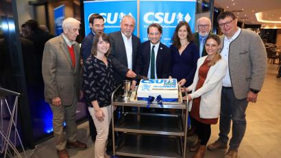 Bild: bk
Beim Anschneiden derJubiläumstorte waren (von links) dabei: Altbürgermeister, Ehrenmitglied Georg Härning, Stephan Oetzinger, FU-Chefin Nicole Presche, Bürgermeister Ludwig Biller, Severin Hirmer, FU-Kreisvorsitzende Susanne Reithmayer, Georg Stahl, stellvertretende CSU-Bezirkschefin Stefanie Dippl und DRitter Bürgemeister Thomas Schönberger.