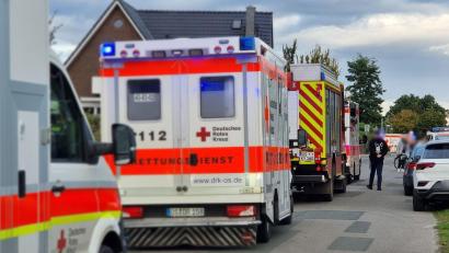 Bild: Nord-West-Media TV/NWM-TV/dpa
Rettungskräfte stehen vor dem Einfamilienhaus in Fürstenau.